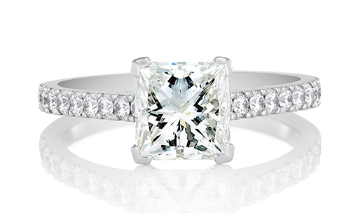 De Beers 公主方鑽密釘鑲鑽戒。